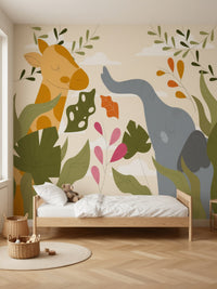Papier peint panoramique Girafe et éléphant posé dans une chambre d'enfant
