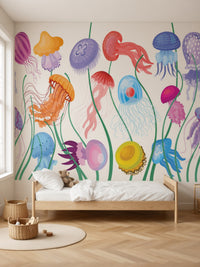 Papier peint panoramique Méduses colorées posé au mur, vue 2