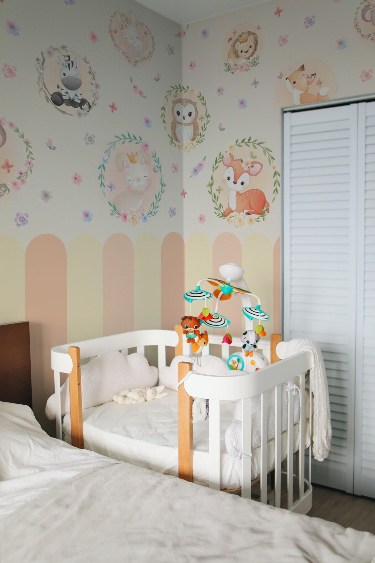 Papier peint panoramique chambre de bébé posé au mur, vue 2