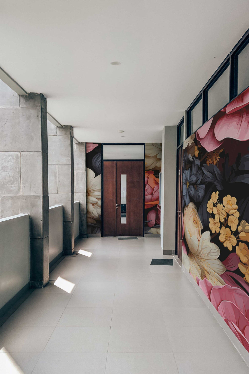 Papier peint panoramique fleurs 3D posé au mur, vue 3