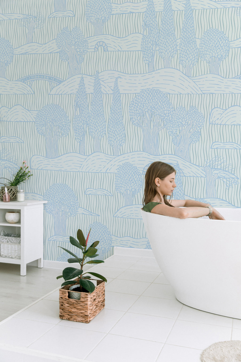 Papier peint panoramique forêt bleu pâle posé au mur, vue 2