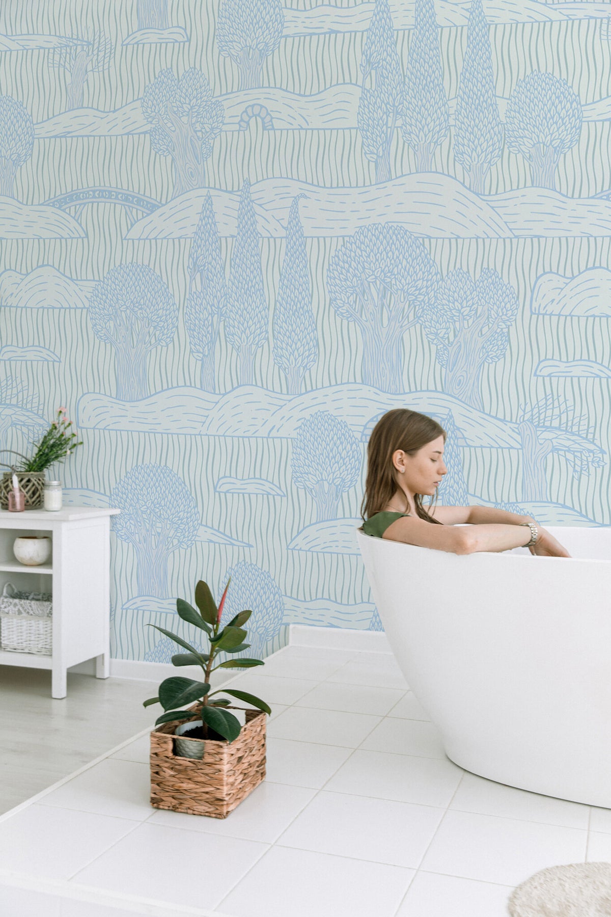 Papier peint panoramique forêt bleu pâle posé au mur, vue 2