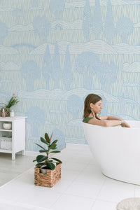 Papier peint panoramique forêt bleu pâle posé au mur, vue 2