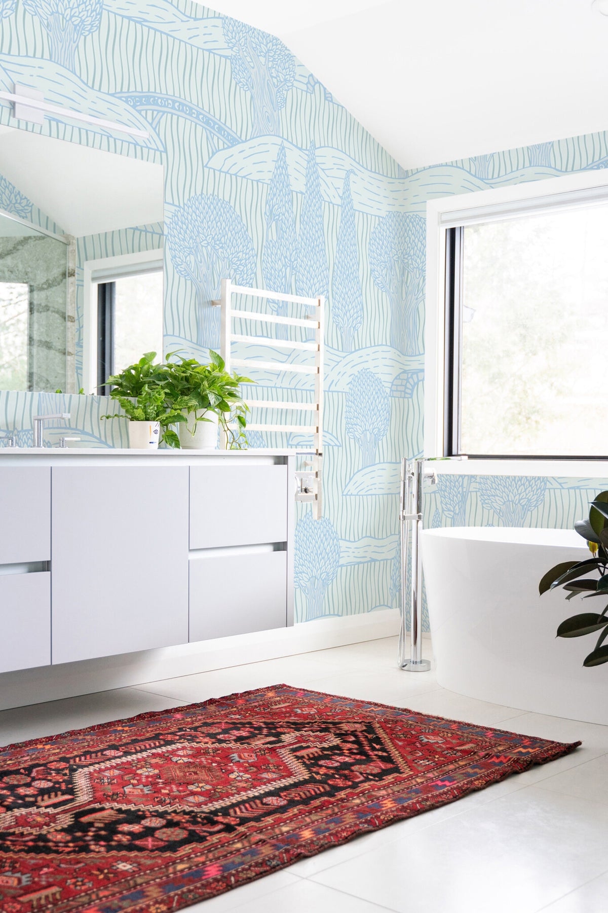Papier peint panoramique forêt bleu pâle posé au mur, vue 3