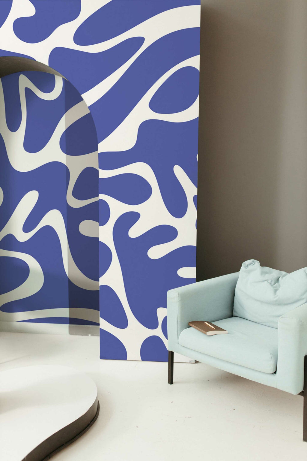 Papier peint panoramique formes bleues posé au mur, vue 2