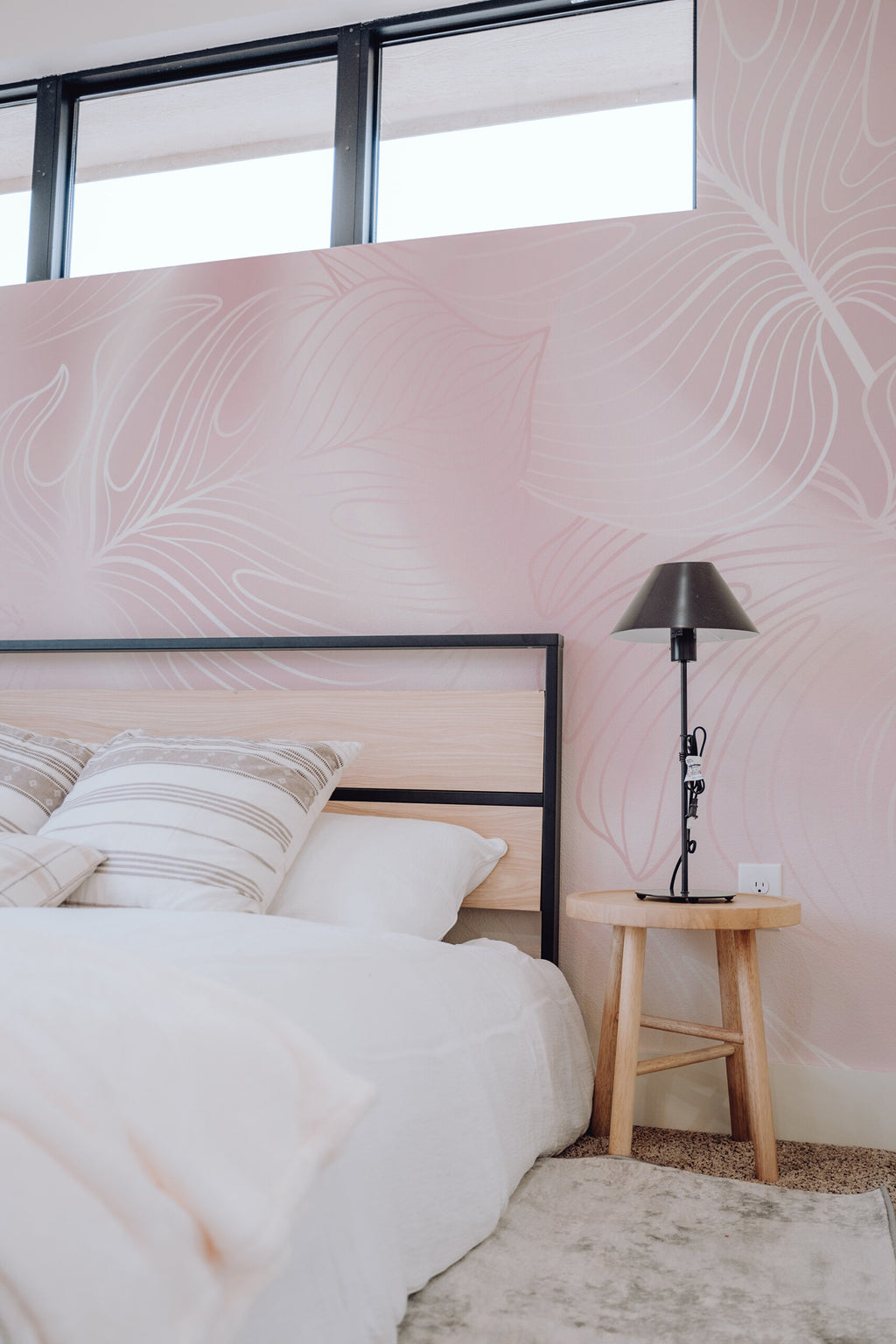 Papier peint panoramique monstera rose poudré — effet soie