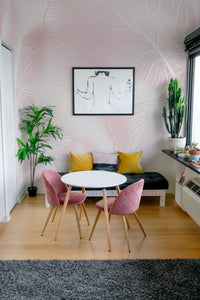 Papier peint panoramique monstera rose poudré posé au mur, vue 2