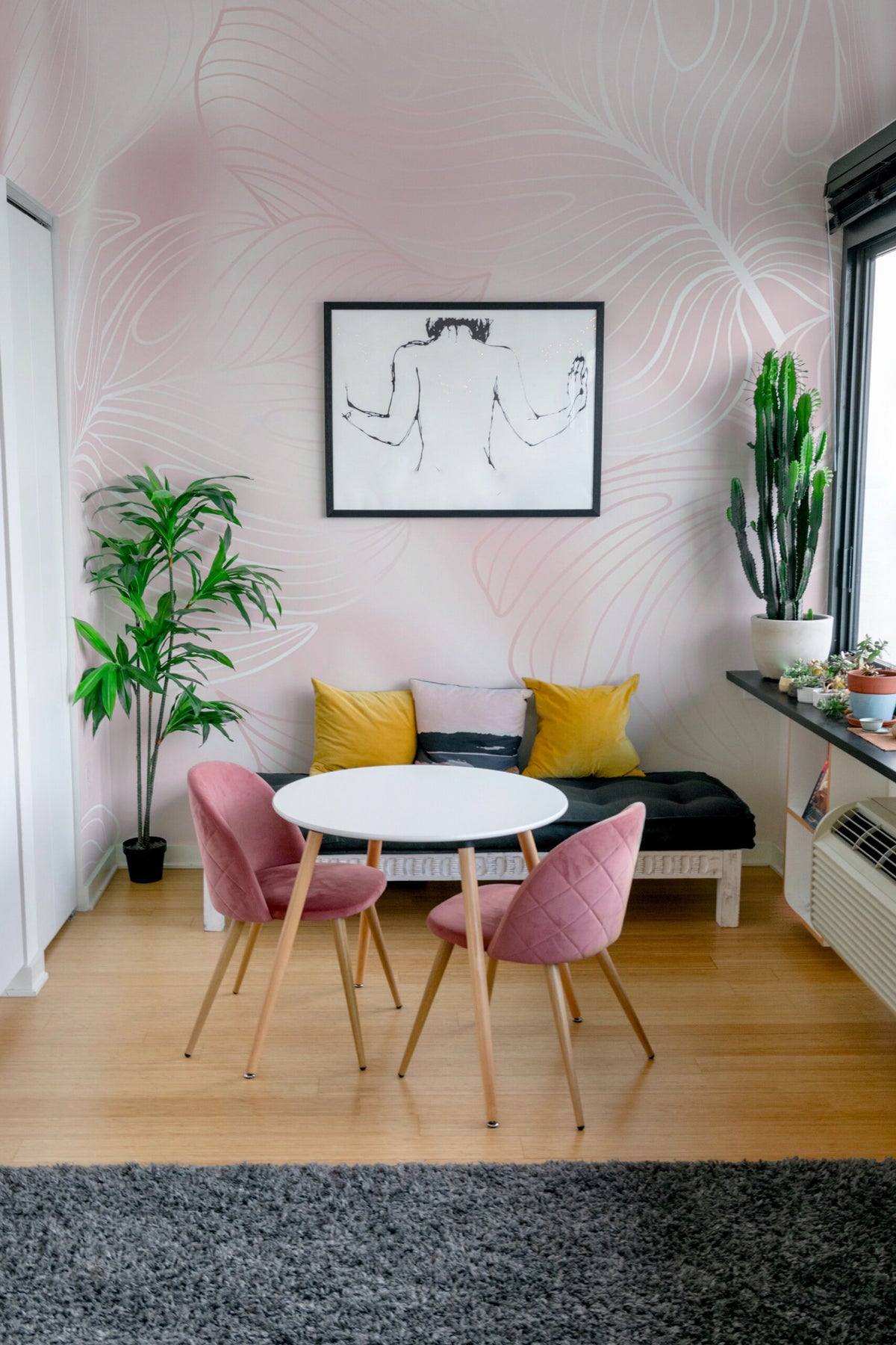 Papier peint panoramique monstera rose poudré posé au mur, vue 2